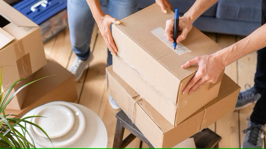 برچسب گذاری جعبهها برای اسباب کشی منزل